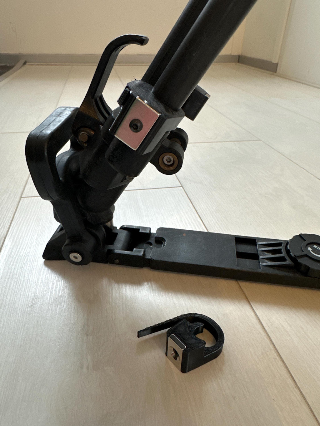 Magnetic Clips for Tripod Legs – Keep It Together (6 pcs)